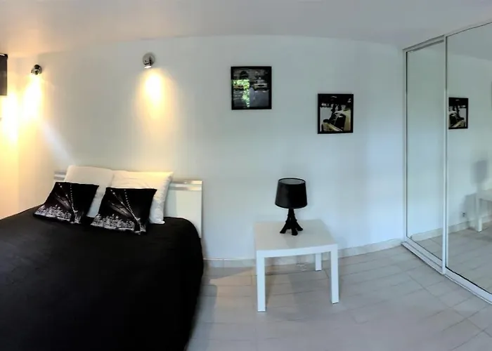 Appartement 50 M2 Dans Une Maison Privative Avec Terrasse Et Jardin Privee