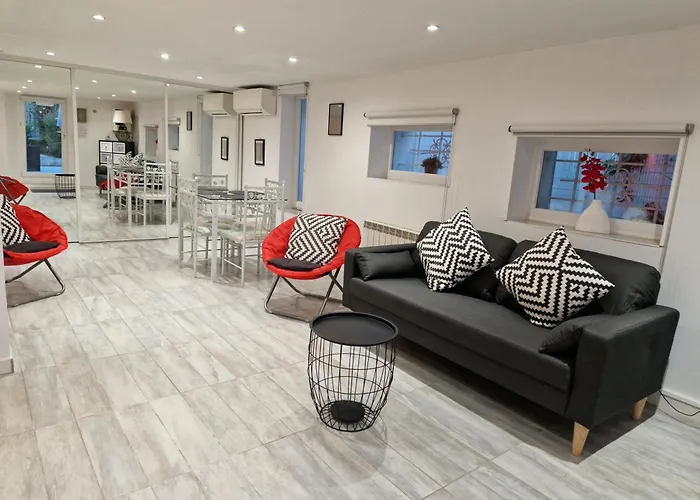 Appartement 50 M2 Dans Une Maison Privative Avec Terrasse Et Jardin Privee